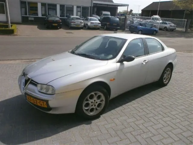 Alfa Romeo 156 156 1.8 16V TwinSpark Distinctive 6
