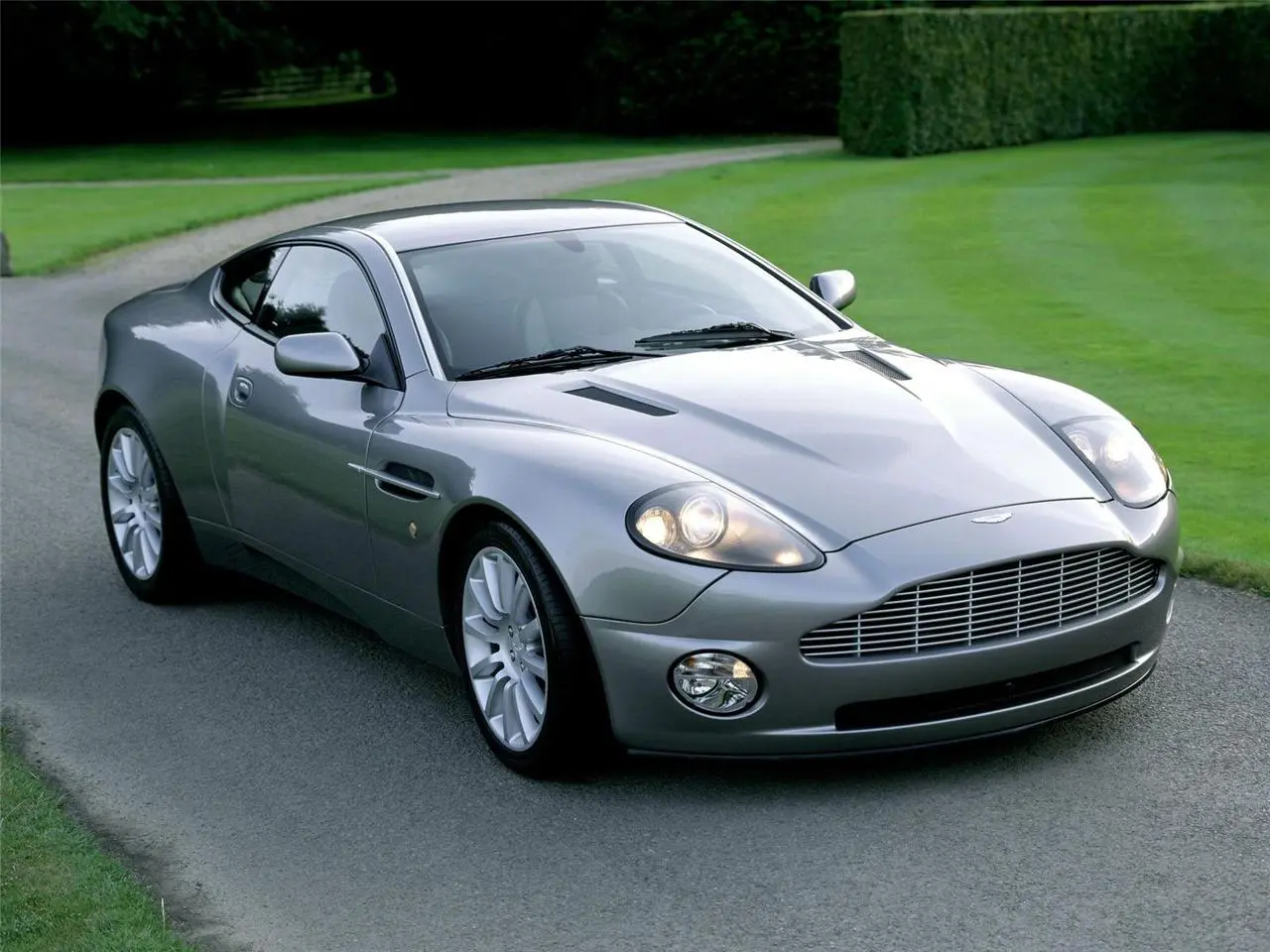 Aston Martin Vanquish Vanquish V12 1