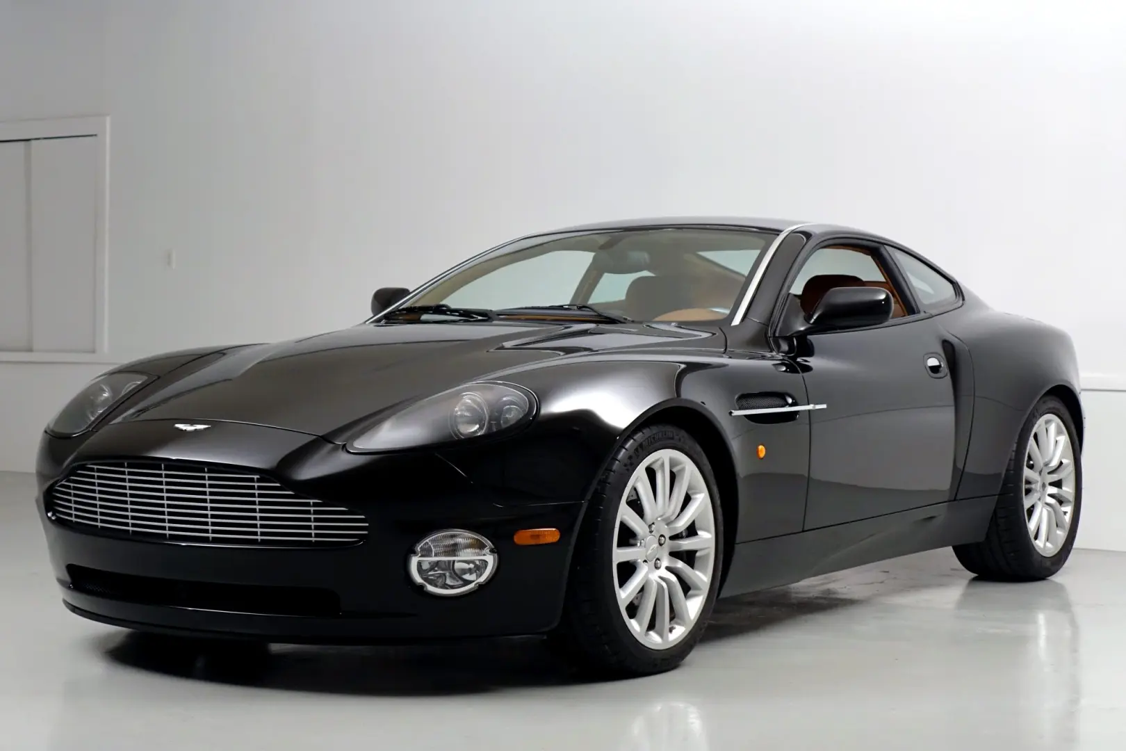 Aston Martin Vanquish Vanquish V12 2