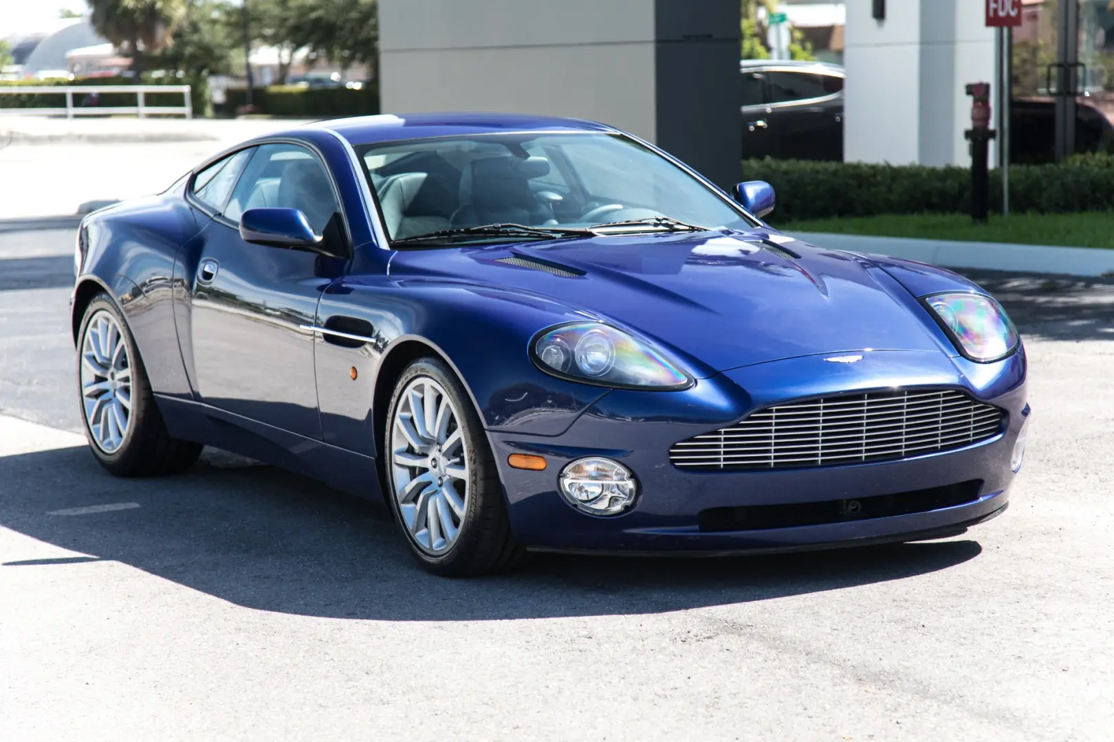 Aston Martin Vanquish Vanquish V12 4
