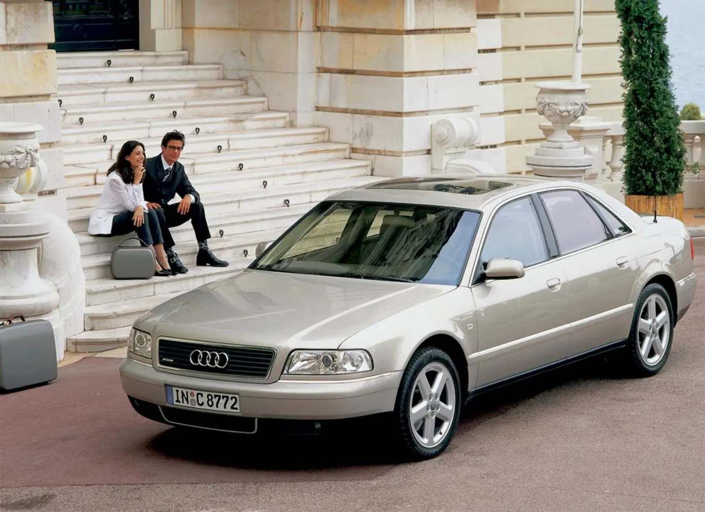 Audi A8 A8 3.7 V8 Quattro Tiptronic 4