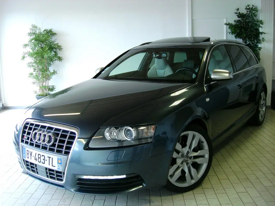 Audi  S6 Avant 5.2 V10 Quattro Tiptronic 3
