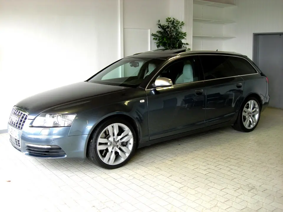 Audi  S6 Avant 5.2 V10 Quattro Tiptronic 5