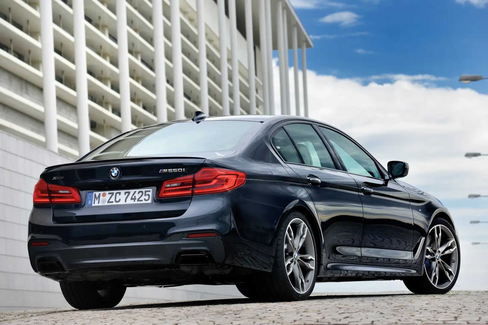 BMW 5 Serisi 5 Serisi M550i xDrive Pure 1