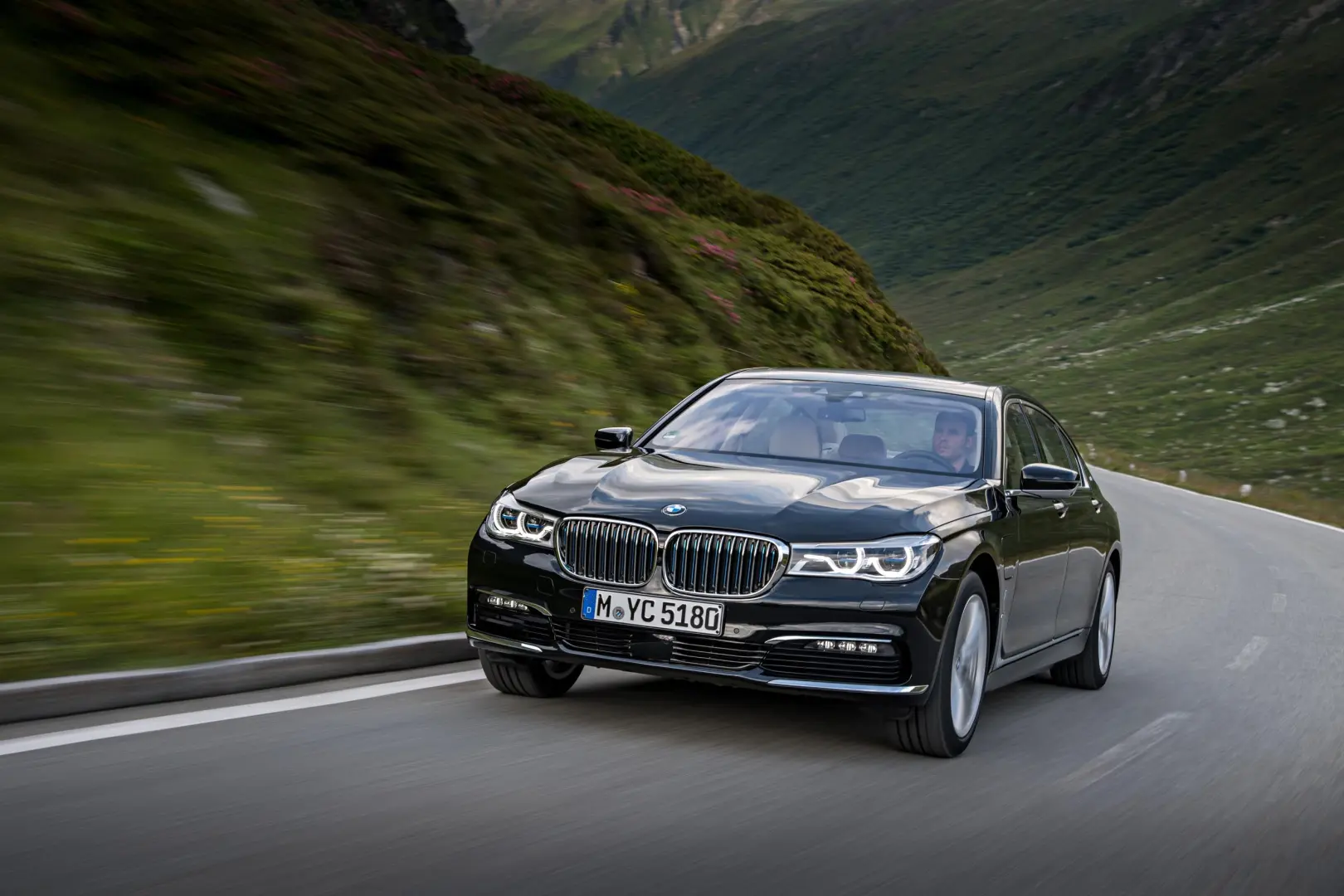 BMW 7 Serisi 7 Serisi 740e xDrive Long iPerformance M Excellence 2
