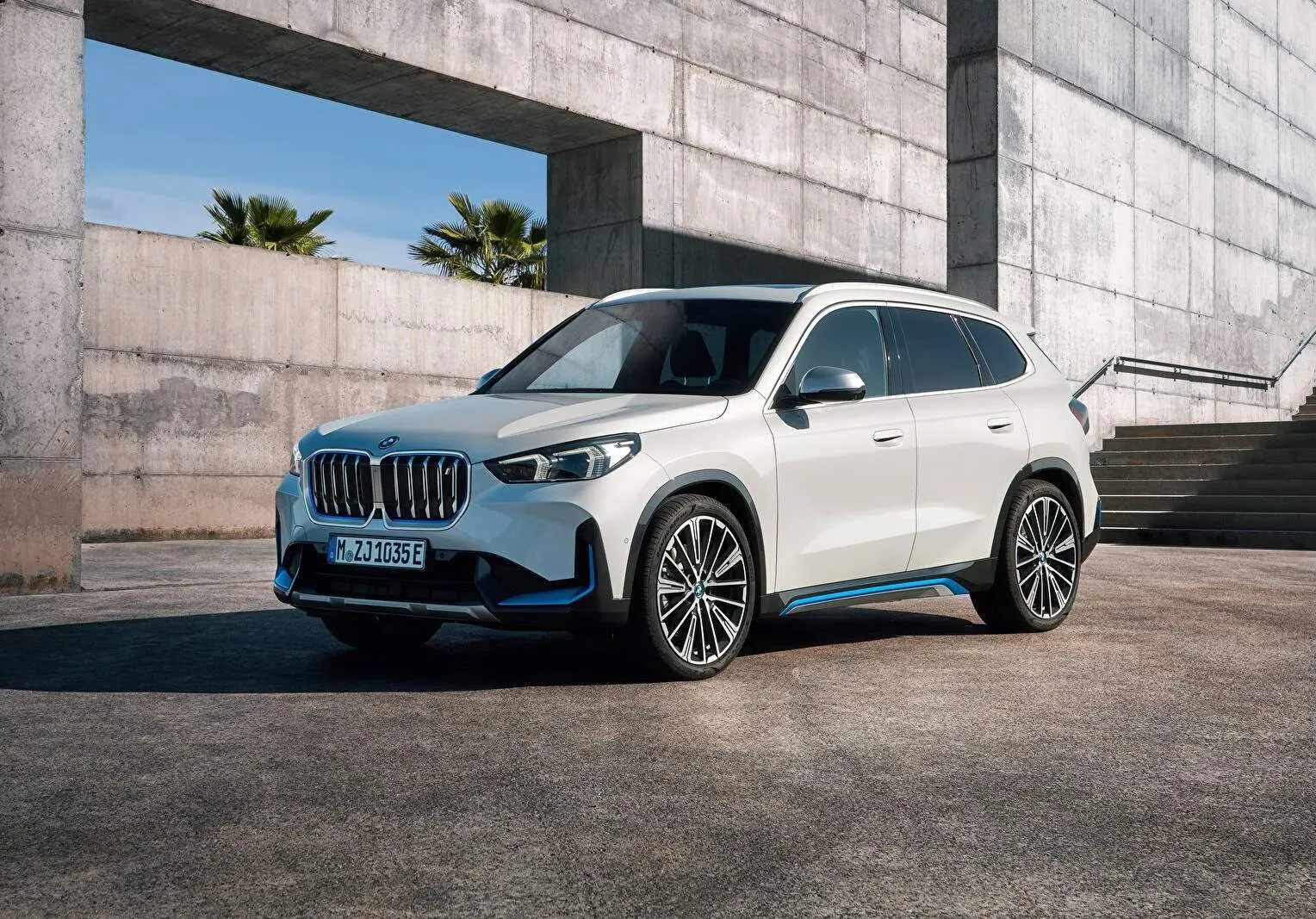 BMW  IX1 xDrive20 X Line 2