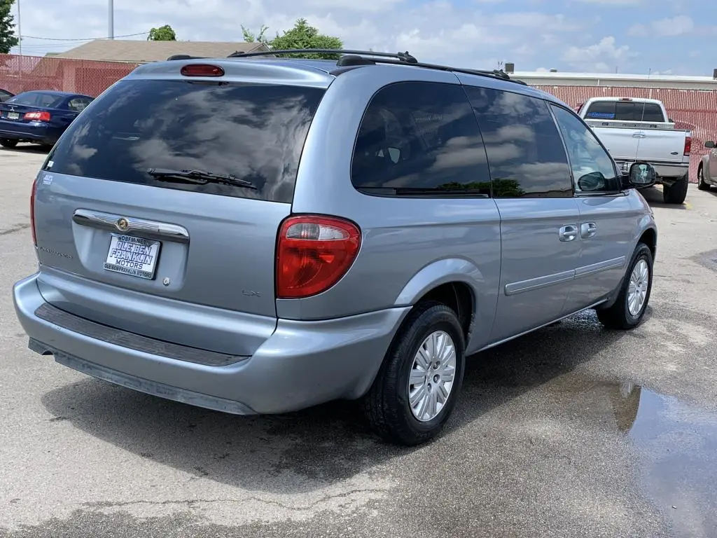 Chrysler Town & Country Town & Country 3.3 L LX 3