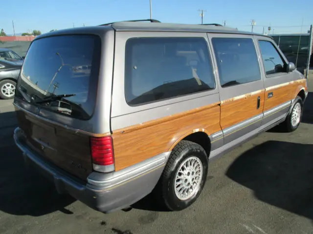 Chrysler Town & Country Town & Country 3.3L 4WD STD 4