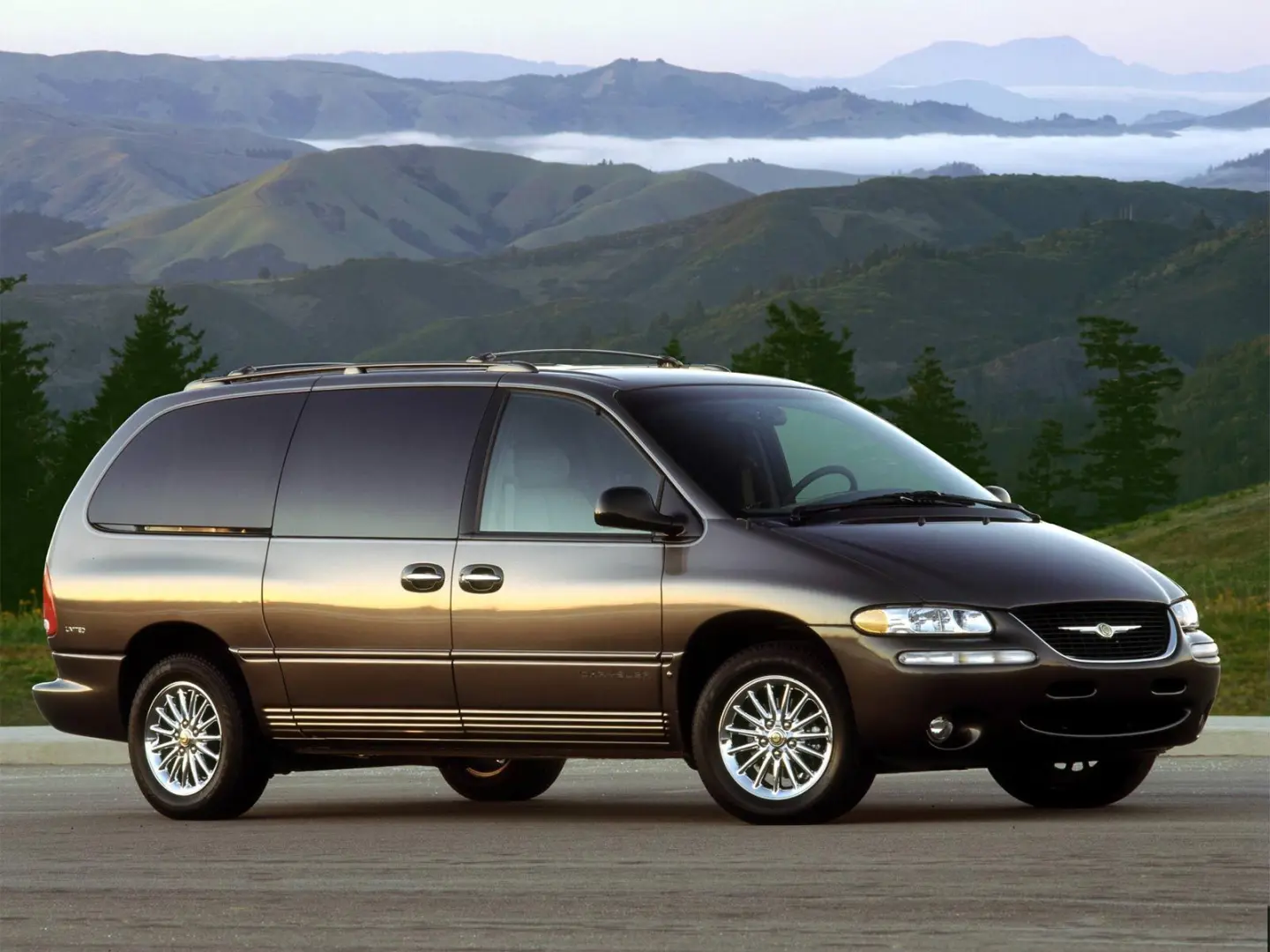 Chrysler Town & Country Town & Country 3.3 L LX 1