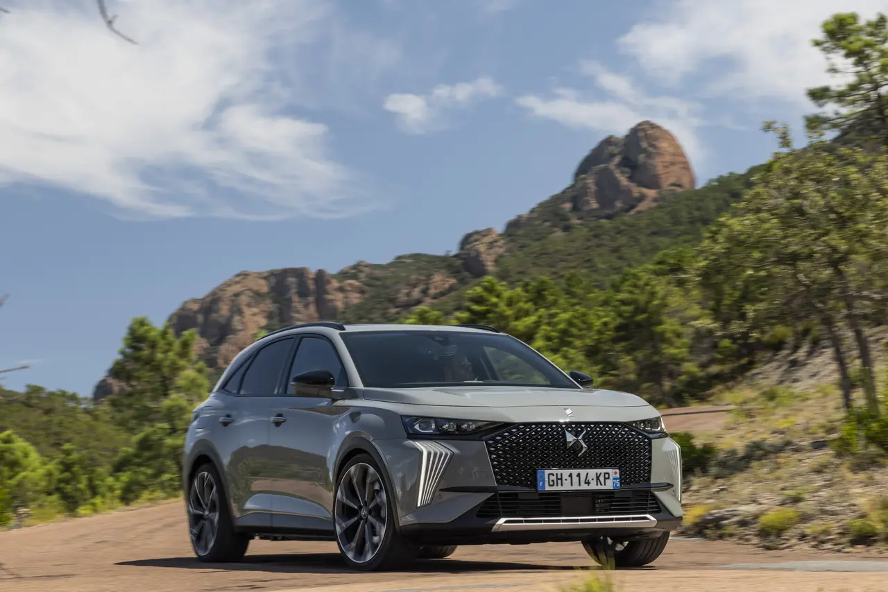DS Automobiles  DS7 1.6 E-Tense Opera 2