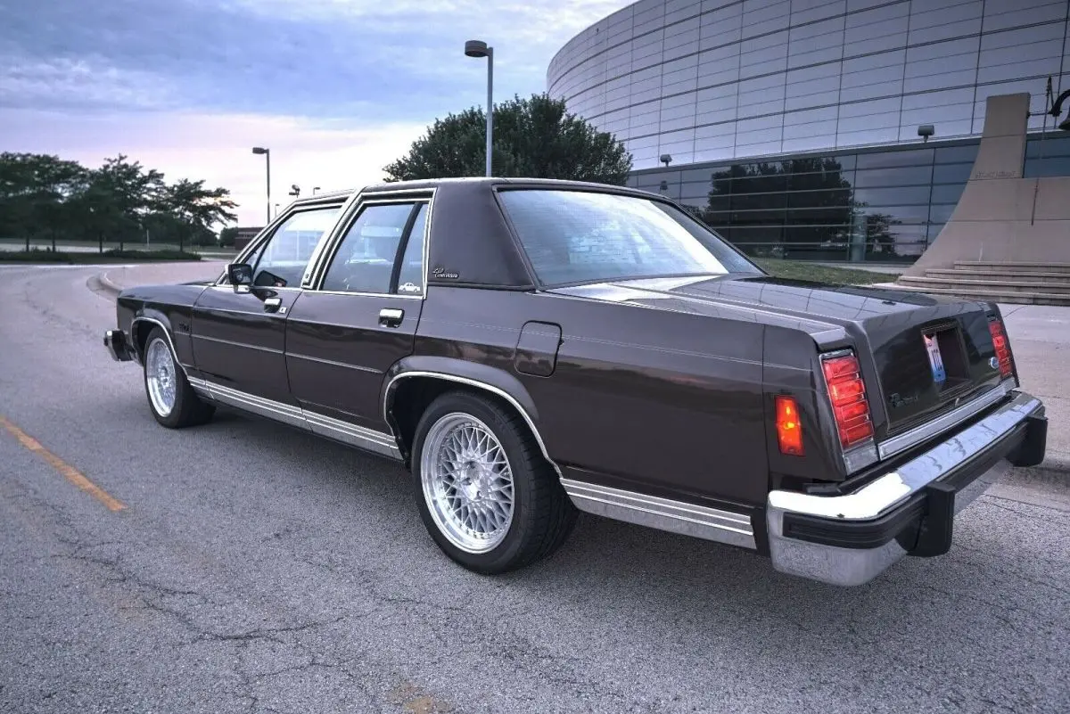 Ford Crown Victoria Crown Victoria 4.6 LTD 5