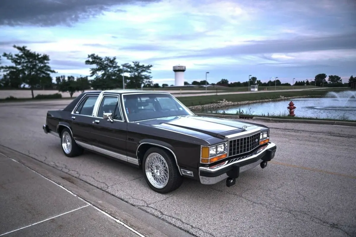 Ford Crown Victoria Crown Victoria 4.6 LTD 6