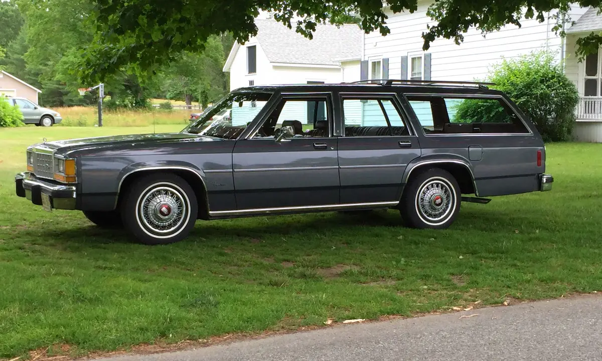 Ford Crown Victoria Crown Victoria 4.9 LTD 5
