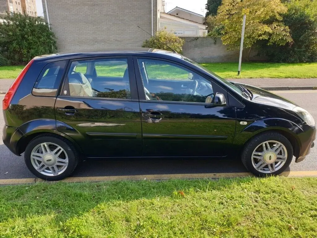 Ford Fiesta Fiesta 1.6i Ghia 4