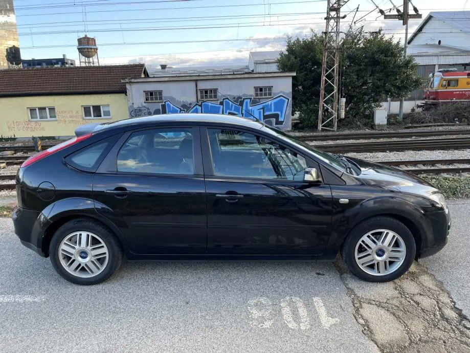Ford Focus Focus 1.6 TDCI DPF Ghia 5