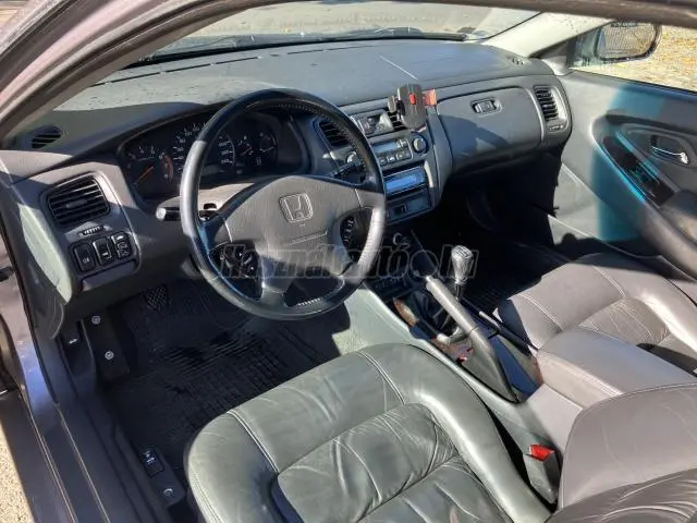 Honda Accord Accord 2.0i ES 6