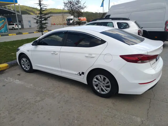 Hyundai Elantra Elantra 1.6 D-CVVT Style 5
