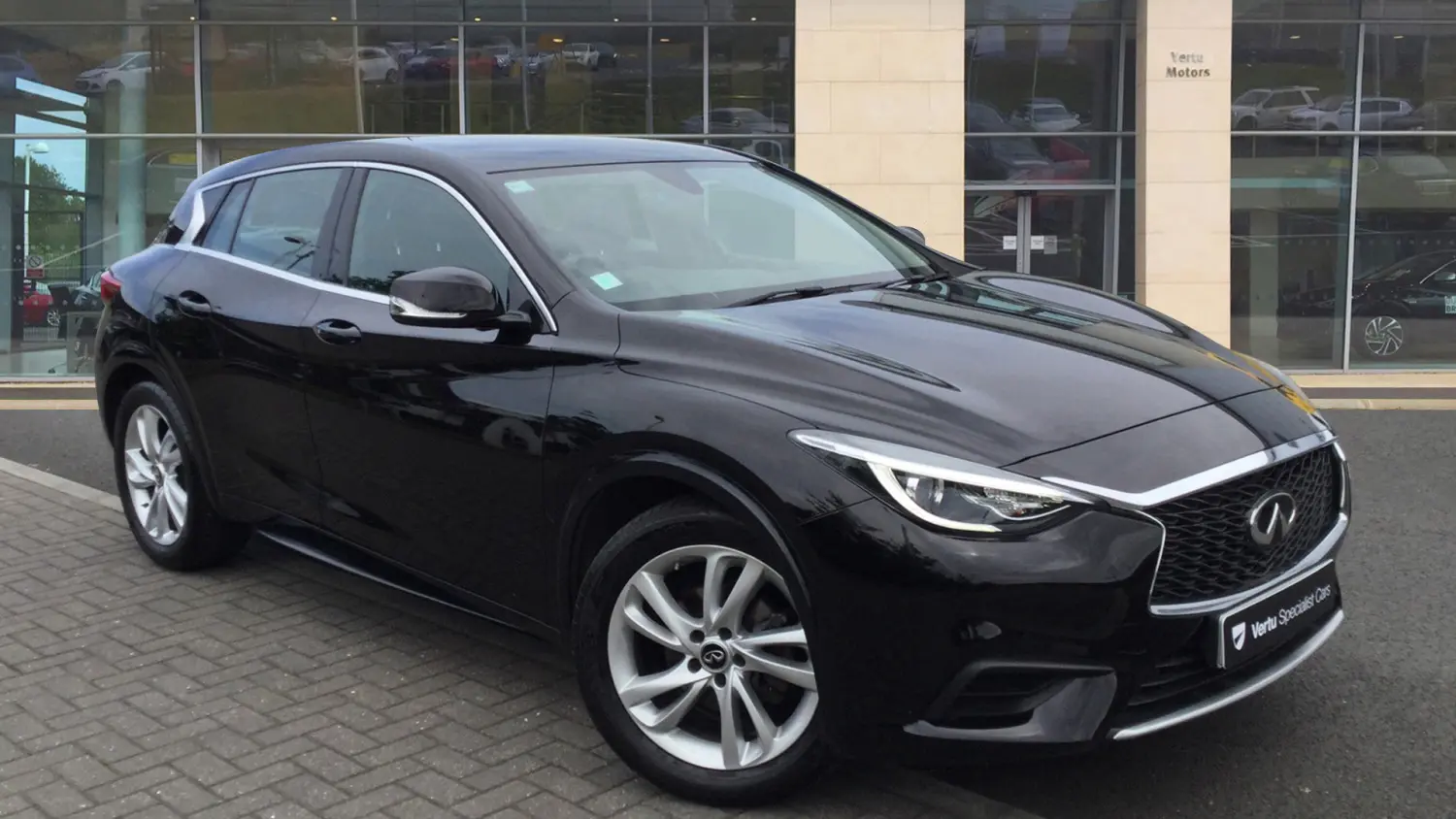 Infiniti Q30 Q30 1.6t Sport DCT 3