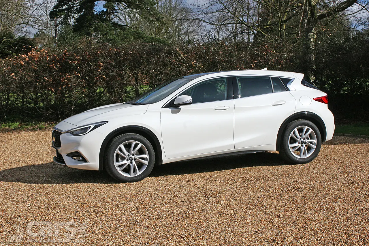 Infiniti Q30 Q30 1.6t Premium Tech DCT 6