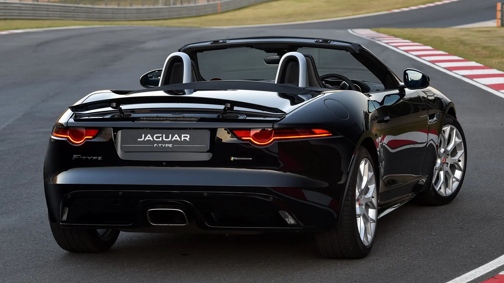 Jaguar F-Type F-Type 2.0i Turbo R-Dynamic 7