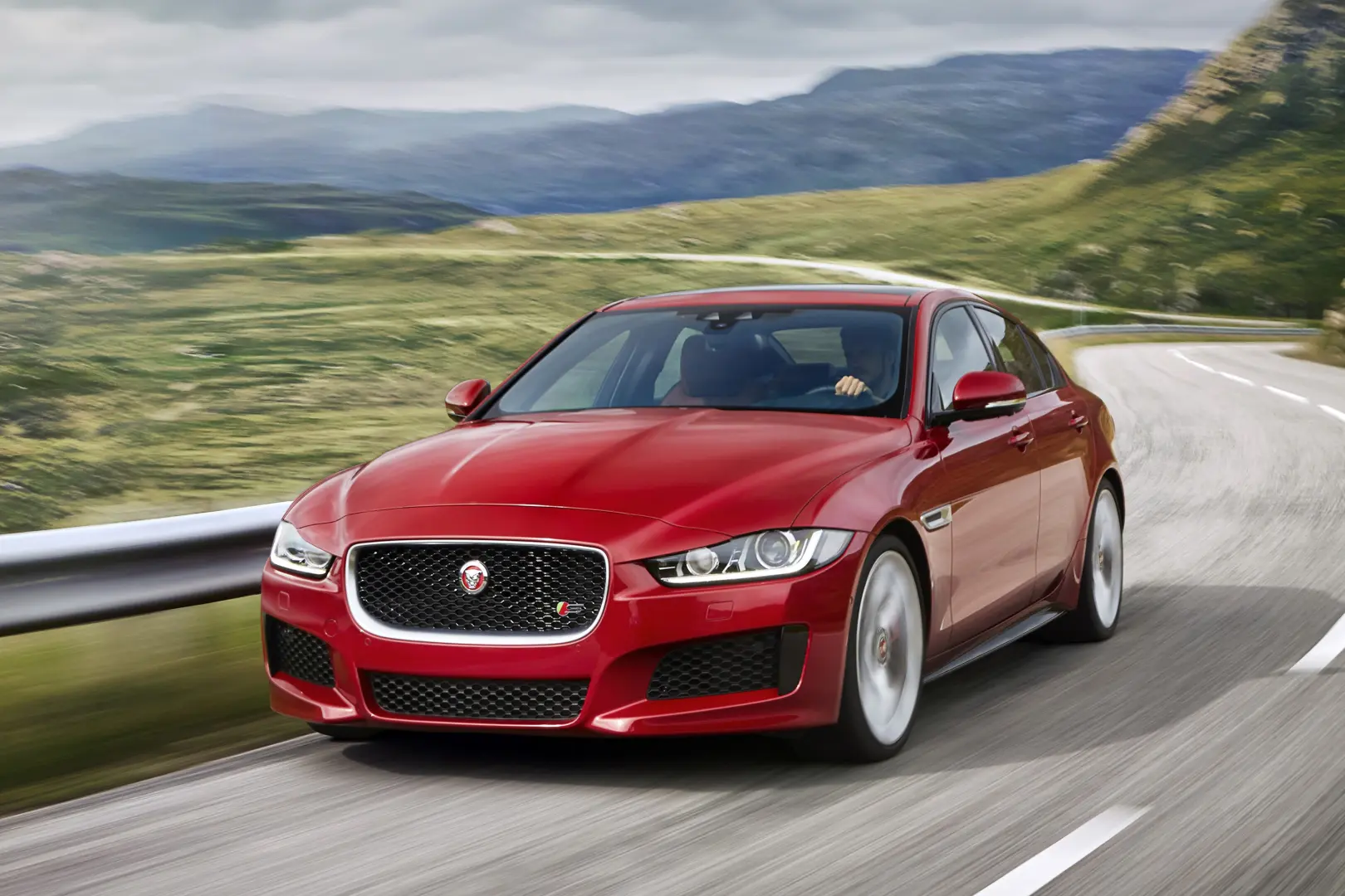 Jaguar XE XE 2.0 D Pure 4