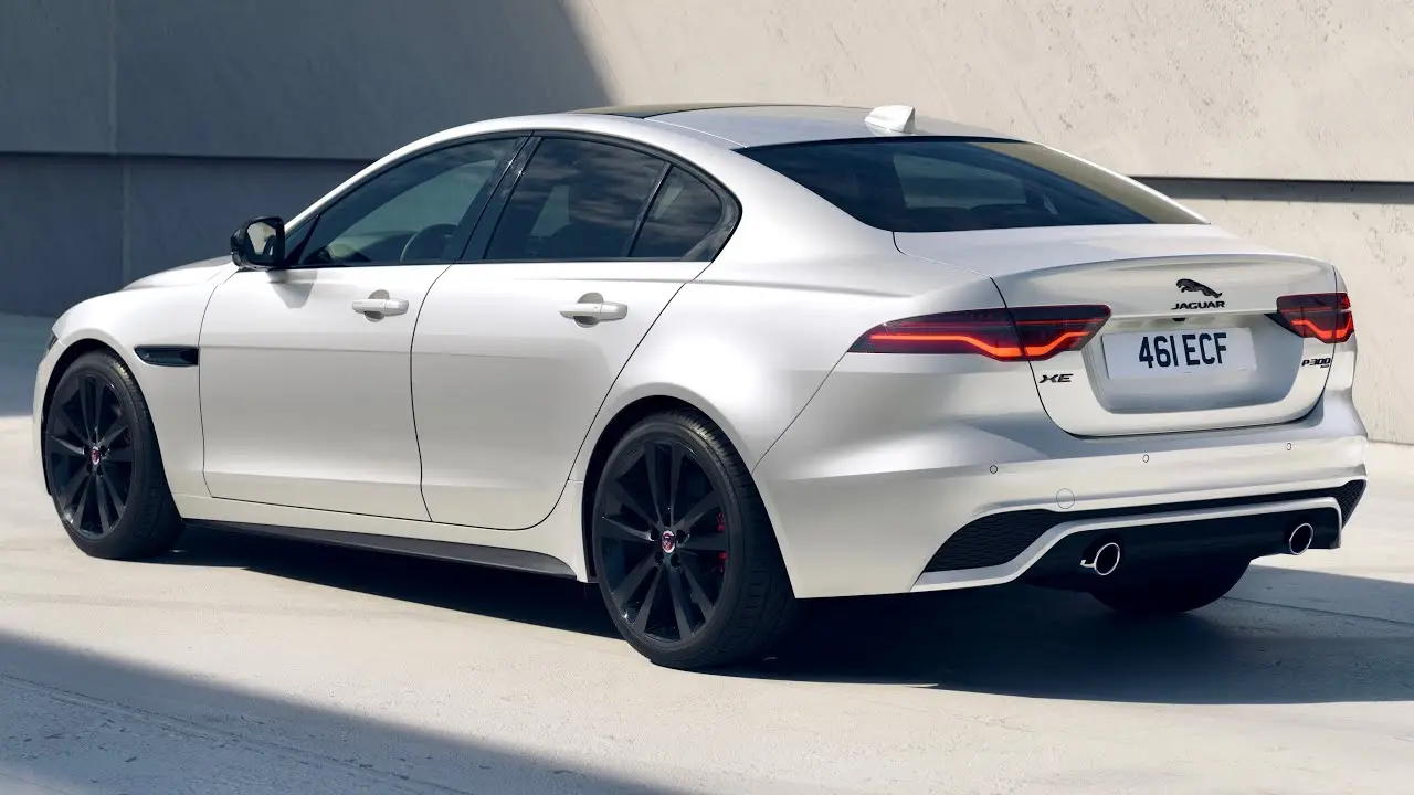 Jaguar XE XE 2.0 D R-Dynamic HSE 4