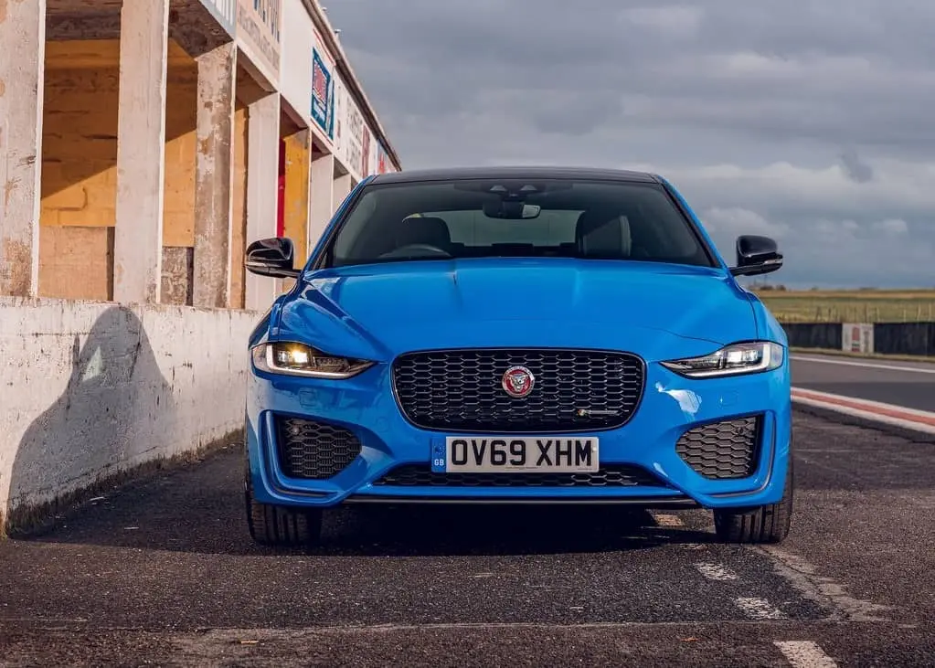 Jaguar XE XE 2.0 D R-Dynamic HSE 5