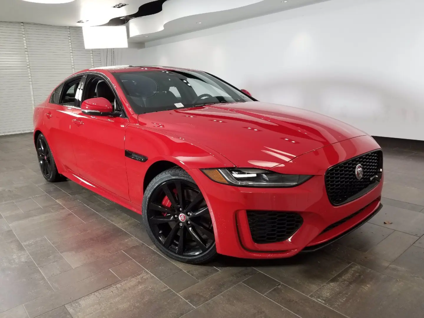 Jaguar XE XE 2.0 D R-Dynamic S 0