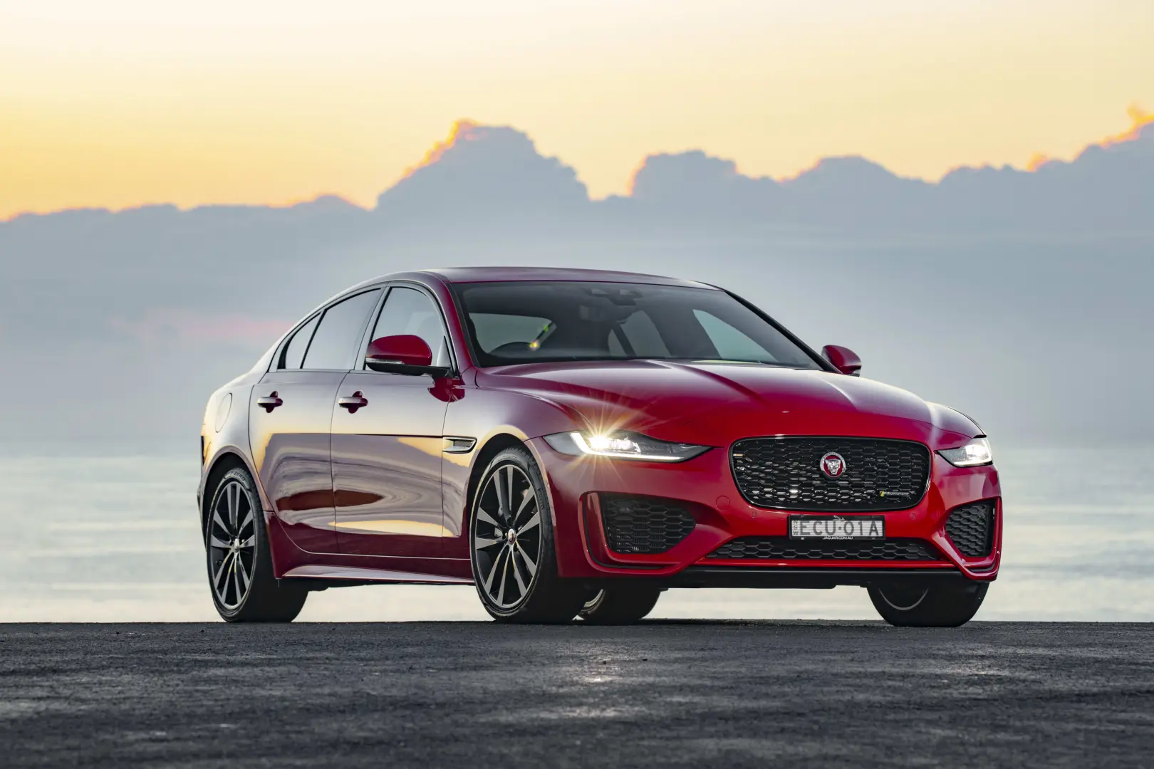 Jaguar XE XE 2.0 D R-Dynamic S 1
