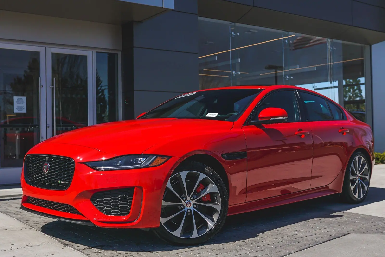 Jaguar XE XE 2.0 D R-Dynamic S 2