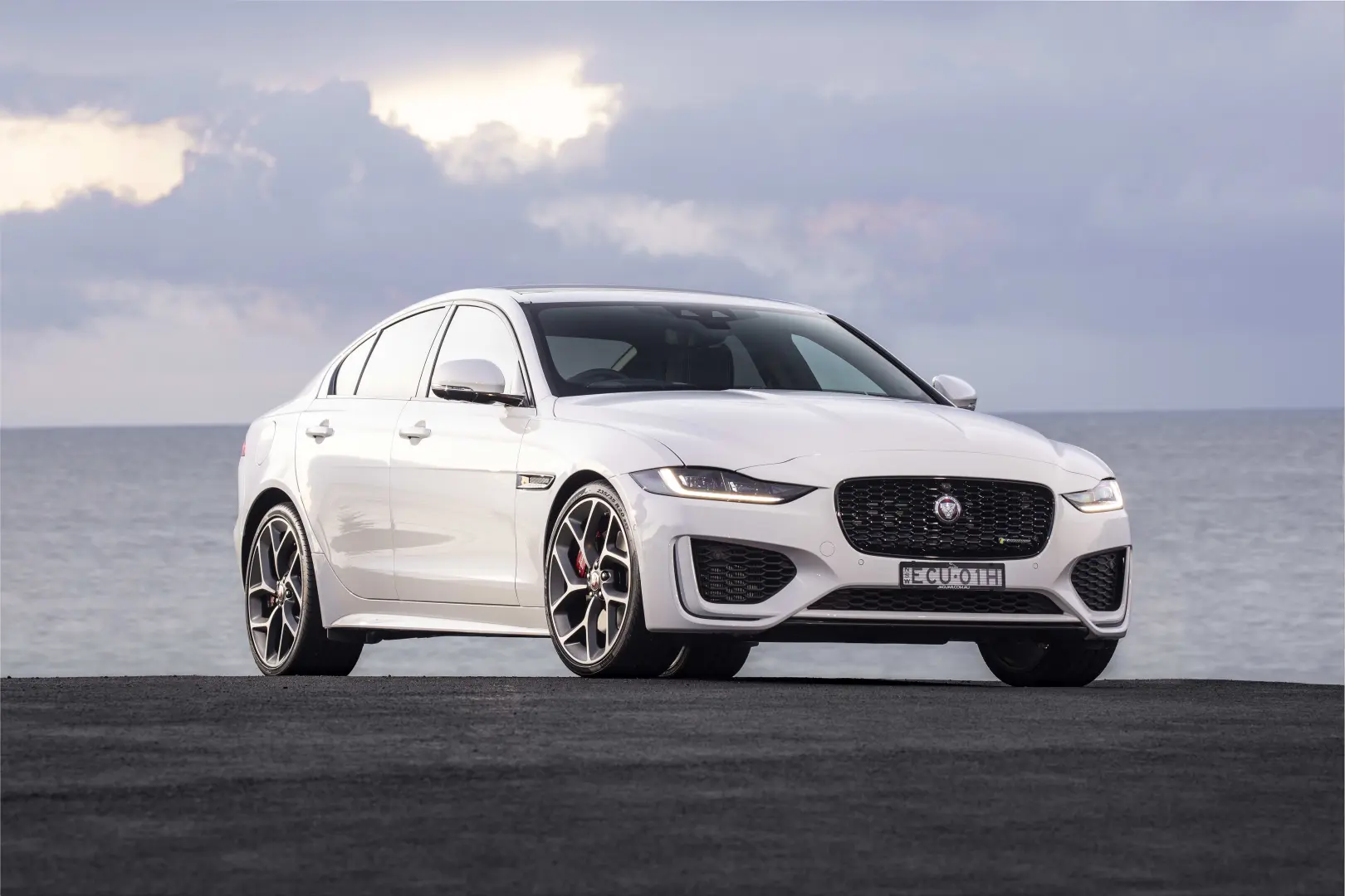 Jaguar XE XE 2.0 D R-Dynamic S 3