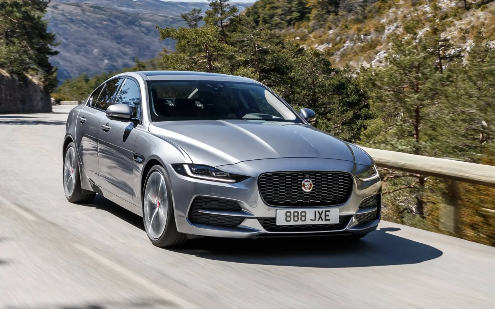 Jaguar XE XE 2.0 D R-Dynamic S 6