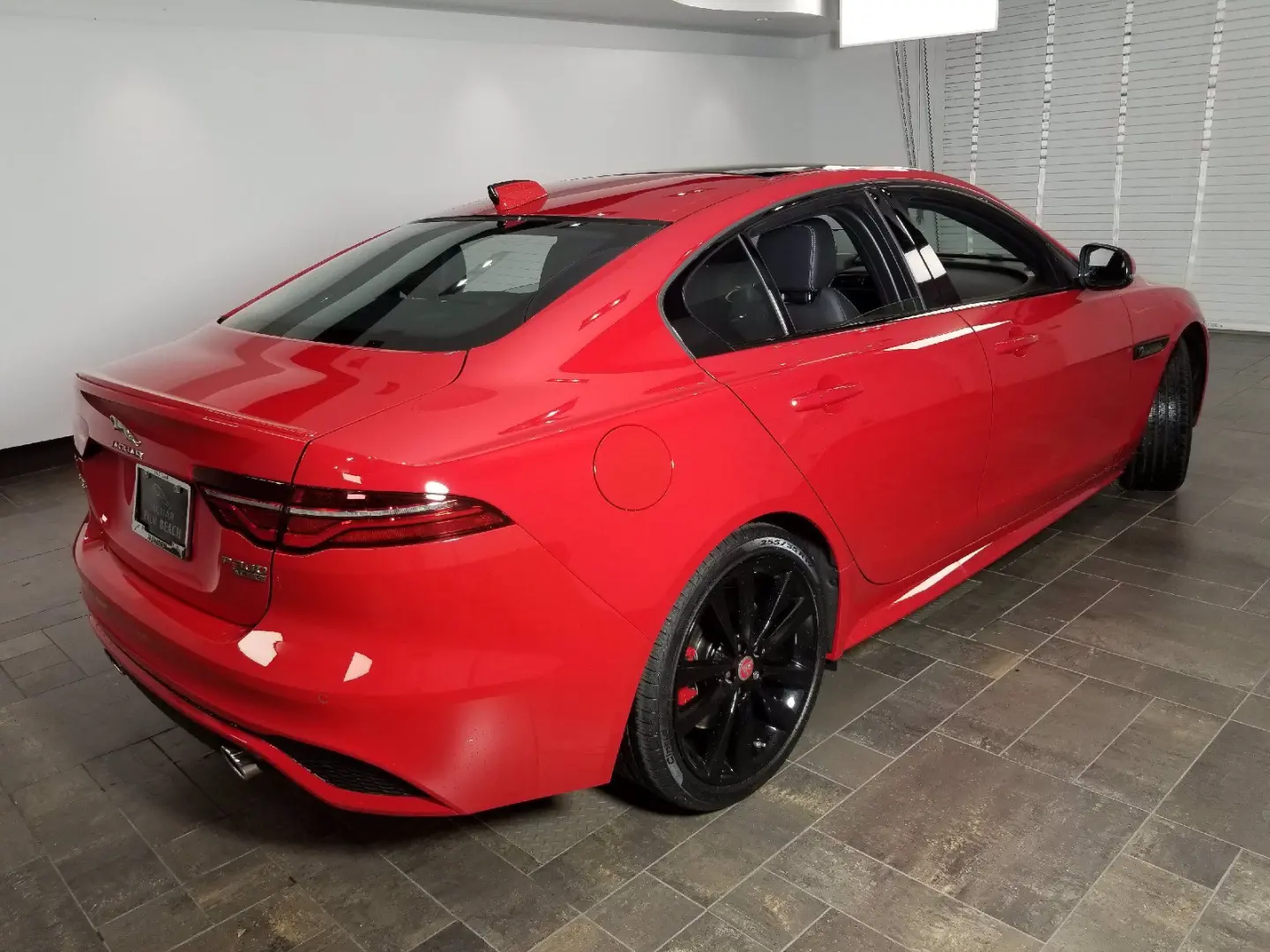 Jaguar XE XE 2.0 D R-Dynamic S 6