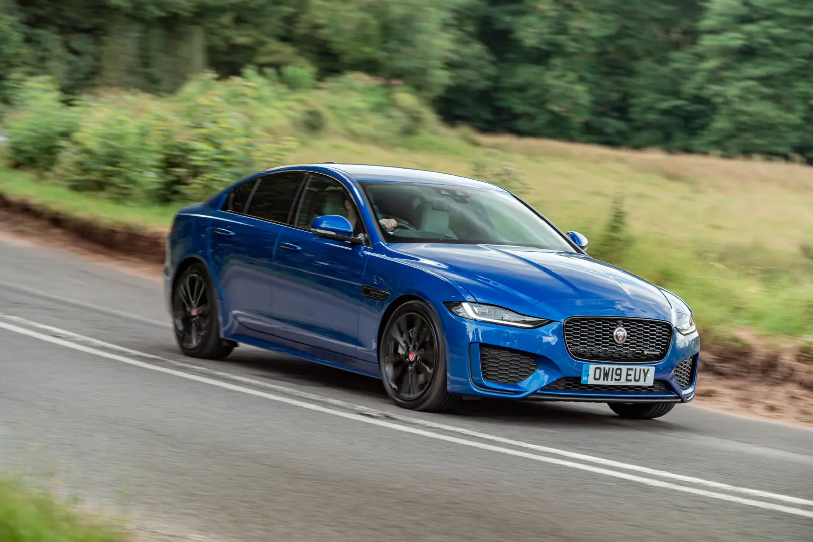 Jaguar XE XE 2.0 D R-Dynamic HSE 4