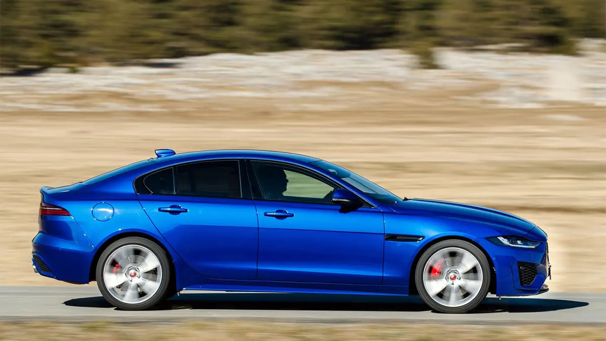 Jaguar XE XE 2.0 D R-Dynamic SE 6