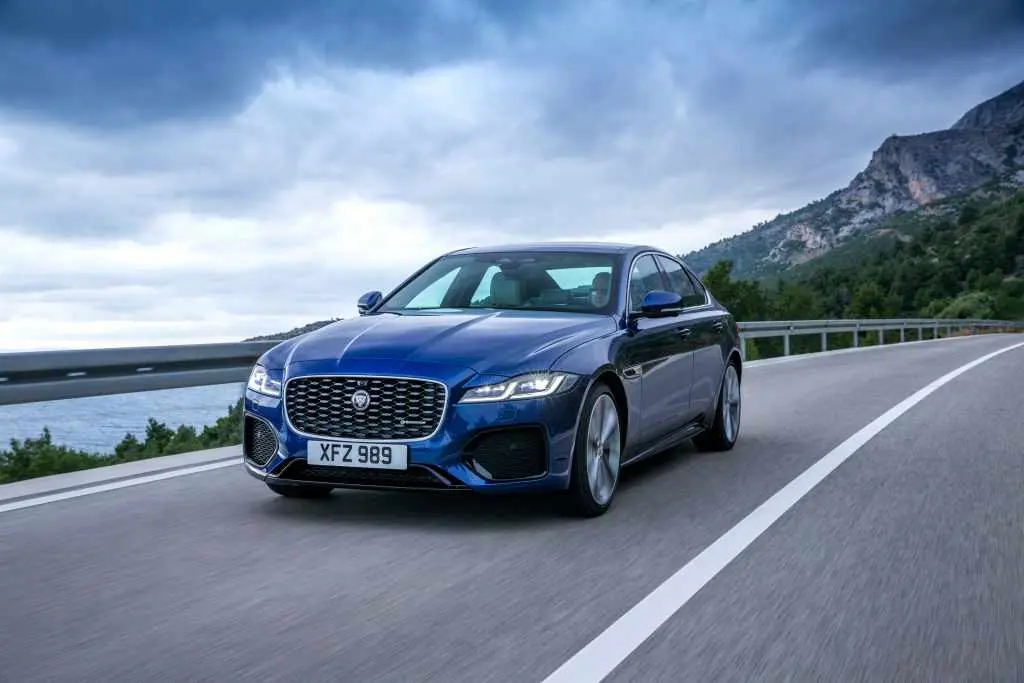 Jaguar XE XE 2.0 D R-Dynamic SE 5