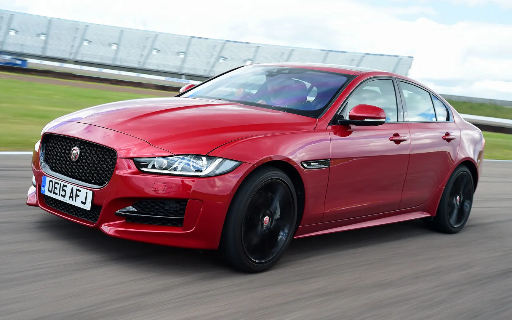 Jaguar XE XE 2.0 D R-Sport Plus 1