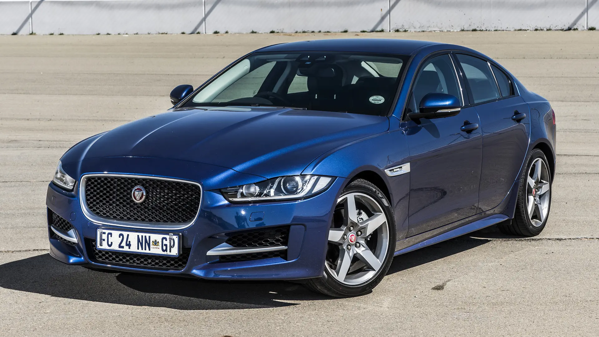 Jaguar XE XE 2.0 D R-Sport Plus 2