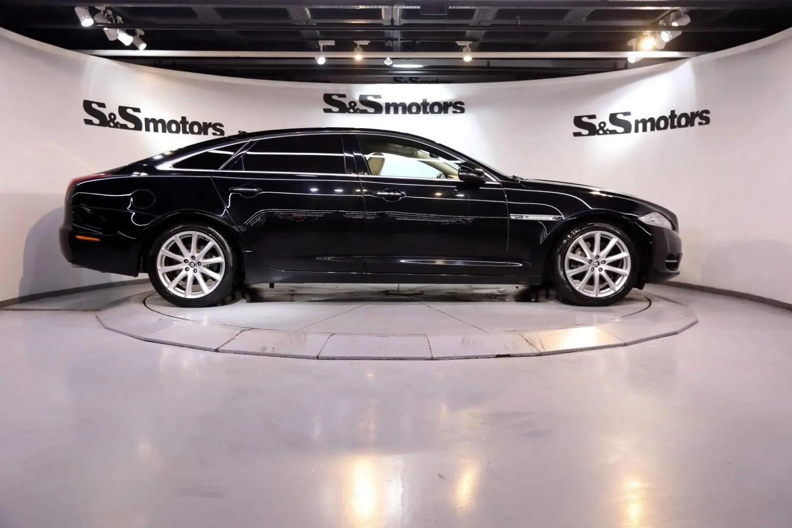 Jaguar XJ XJ 2.0 i4 LWB Premium Luxury 5