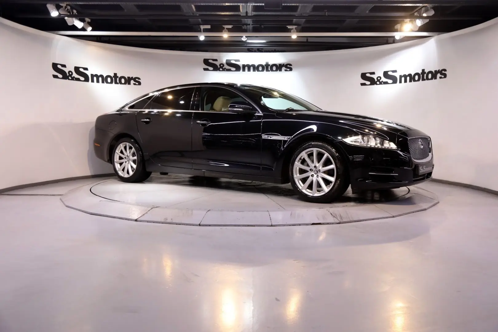 Jaguar XJ XJ 2.0 i4 LWB Premium Luxury 3