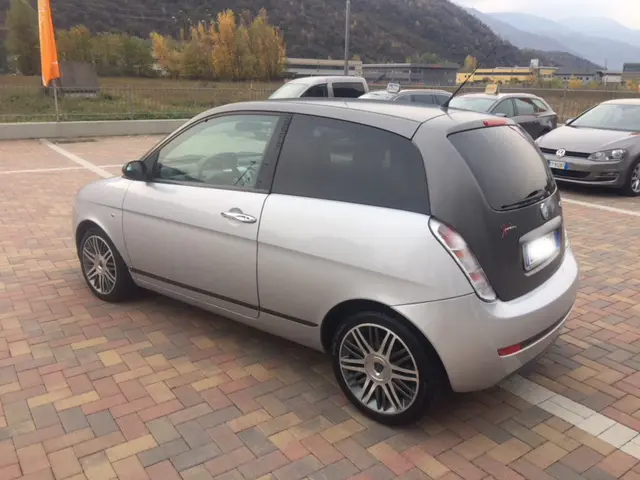 Lancia  Ypsilon 1.3 MultiJet 16V Sport Momo Design 2