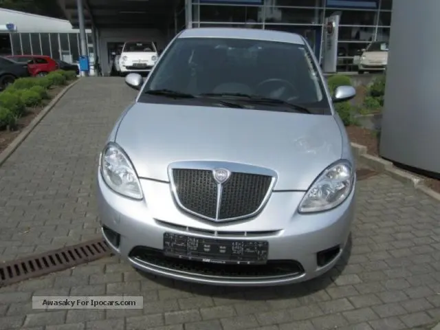 Lancia  Ypsilon 1.4 16V Oro 6