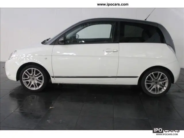 Lancia  Ypsilon 1.4 16V Sport Momo Design 6