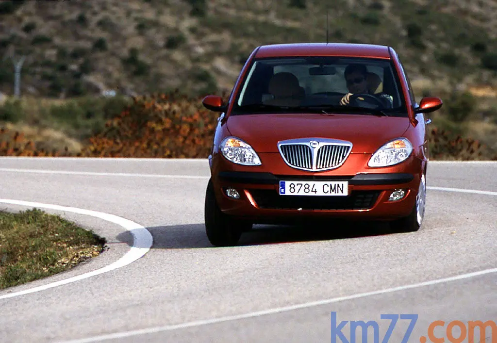 Lancia  Ypsilon 1.4 Argento 4