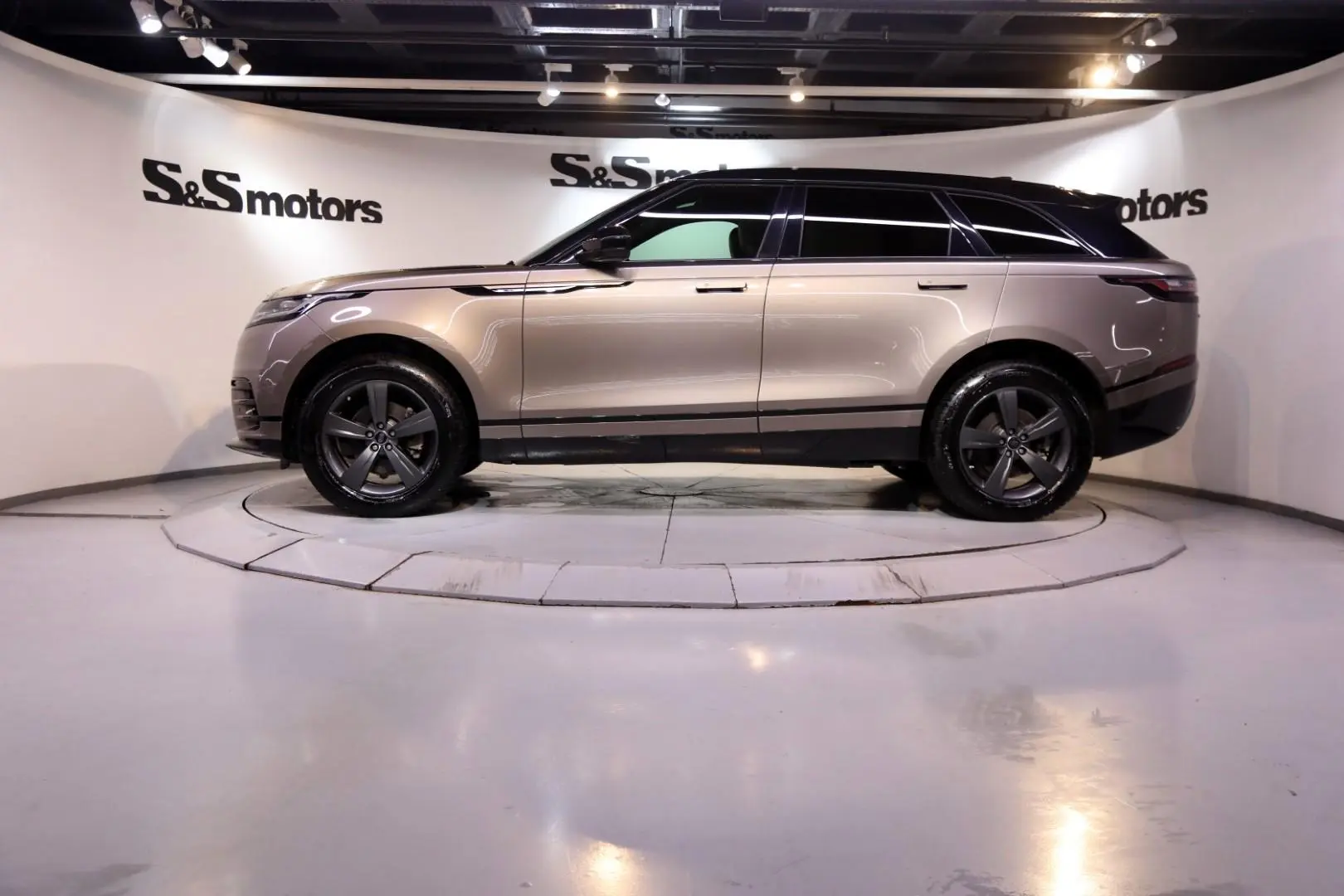 Land Rover Range Rover Velar Range Rover Velar 2.0 TD4 D180 AWD R-Dynamic SE 7