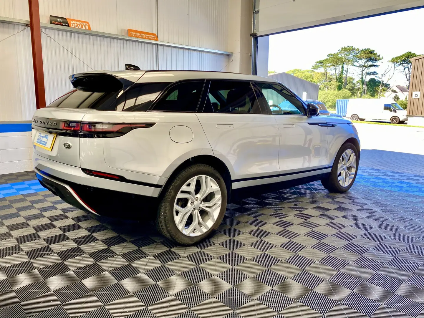 Land Rover Range Rover Velar Range Rover Velar 2.0 TD4 D240 AWD R-Dynamic HSE 7