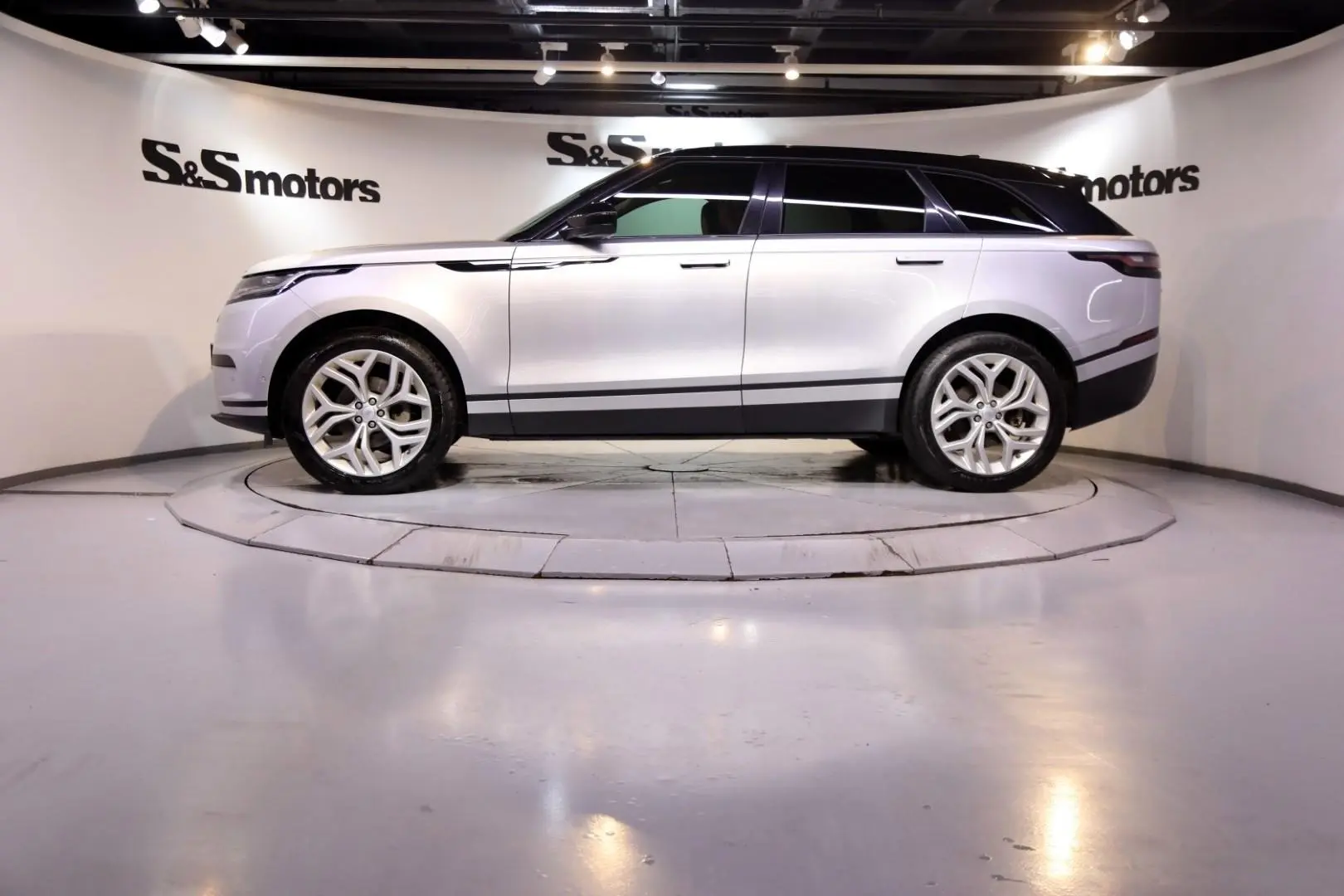 Land Rover Range Rover Velar Range Rover Velar 2.0 TD4 D240 AWD R-Dynamic HSE 6
