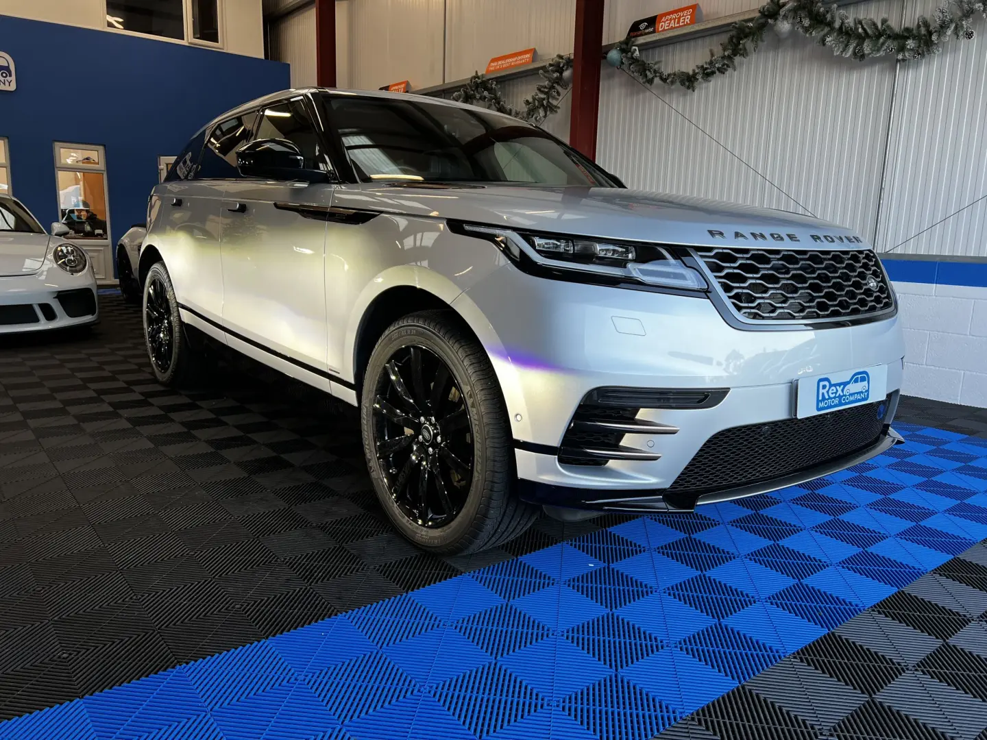 Land Rover Range Rover Velar Range Rover Velar 2.0 TD4 D240 AWD R-Dynamic HSE 7