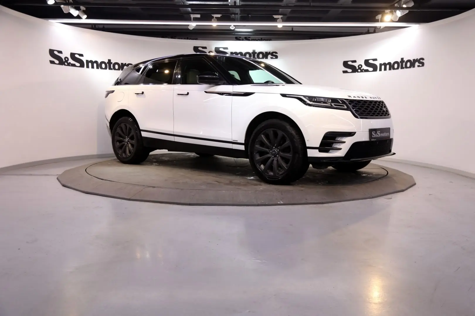 Land Rover Range Rover Velar Range Rover Velar 2.0 TD4 D240 AWD R-Dynamic SE 5