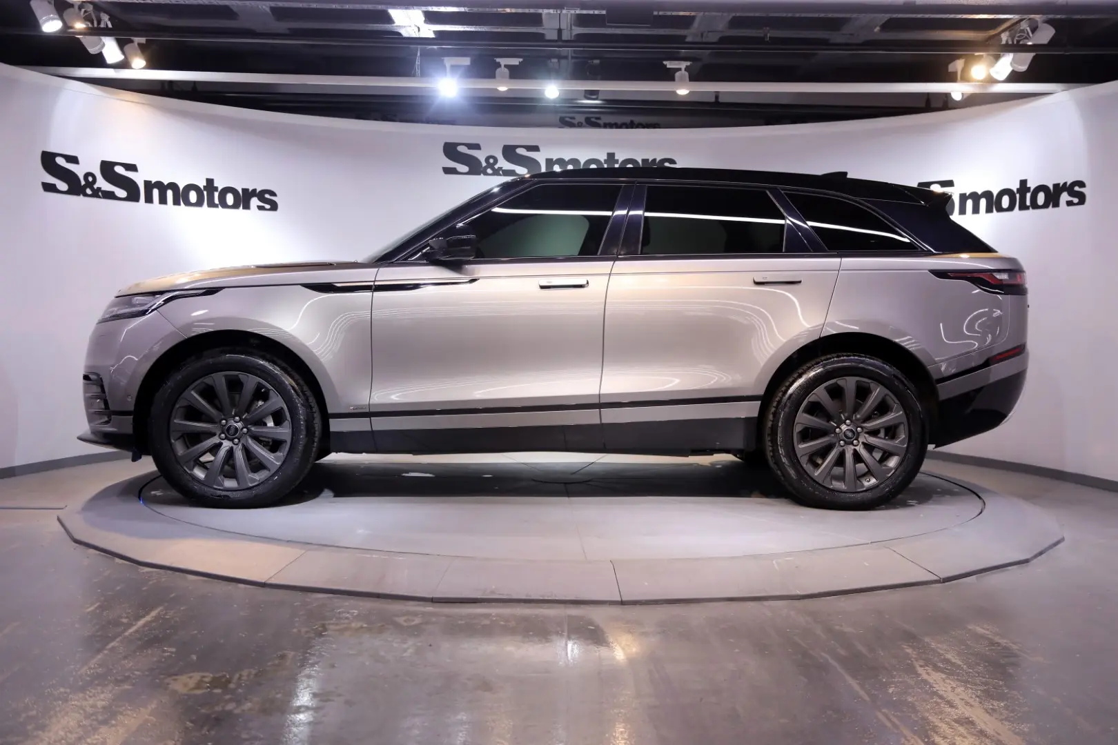 Land Rover Range Rover Velar Range Rover Velar 2.0 TD4 D240 AWD R-Dynamic SE 7